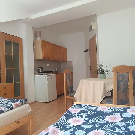 Hobiti Doupe Apartment *